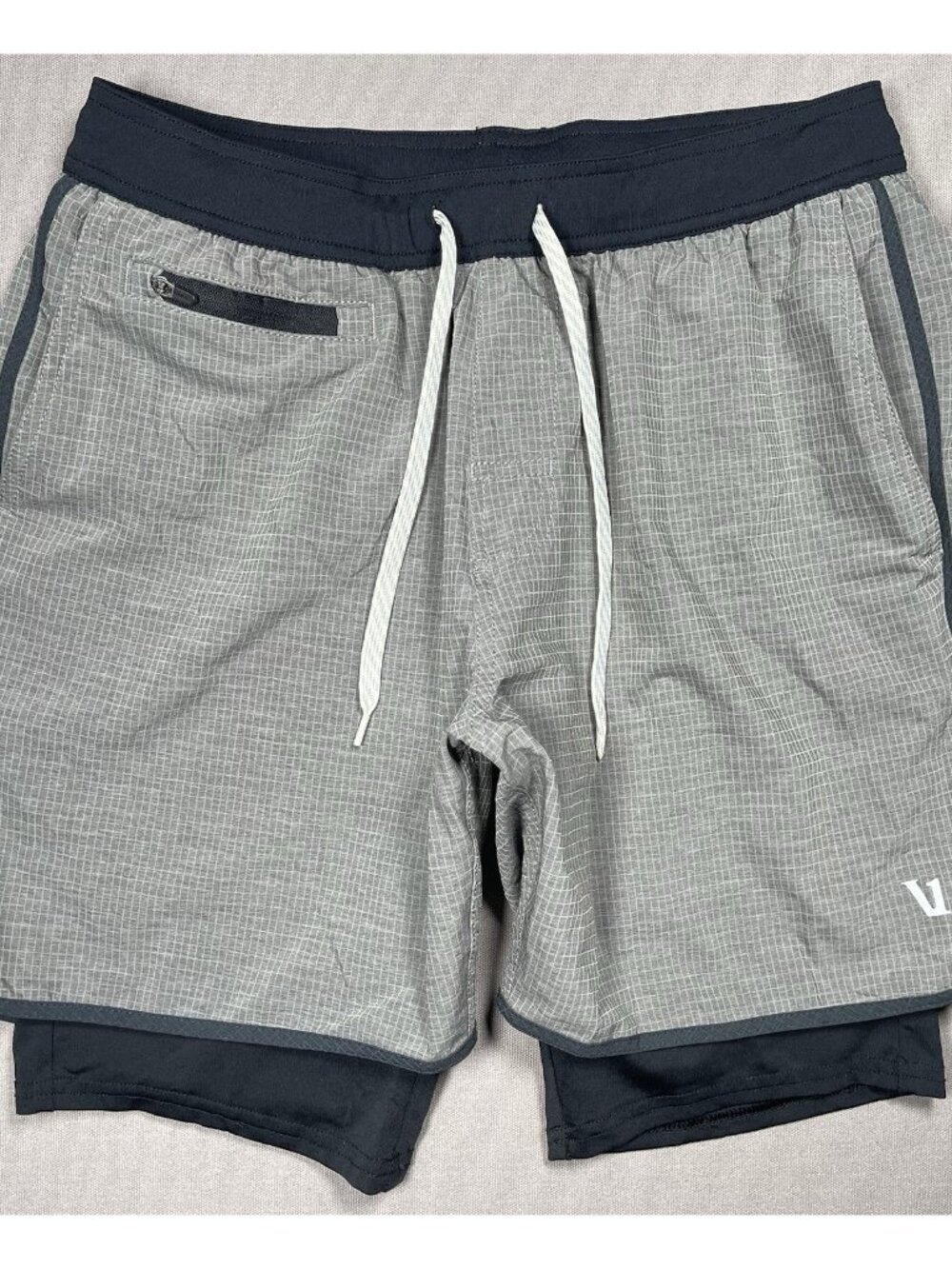 Vuori Stockton Athletic Stretch Gray Lined Shorts Inseam 6" - Men Size Medium